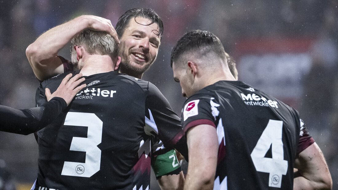 Jubel in Winterthur: Der FCSG siegt klar im Nachtragsspiel. (Bild: Keystone)