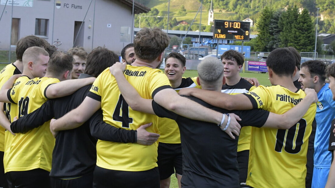 Gute Stimmung auf der Banau: Der FC Flums gewinnt das Derby gegen die dritte Melser Mannschaft klar. (Bild: Reto Voneschen)