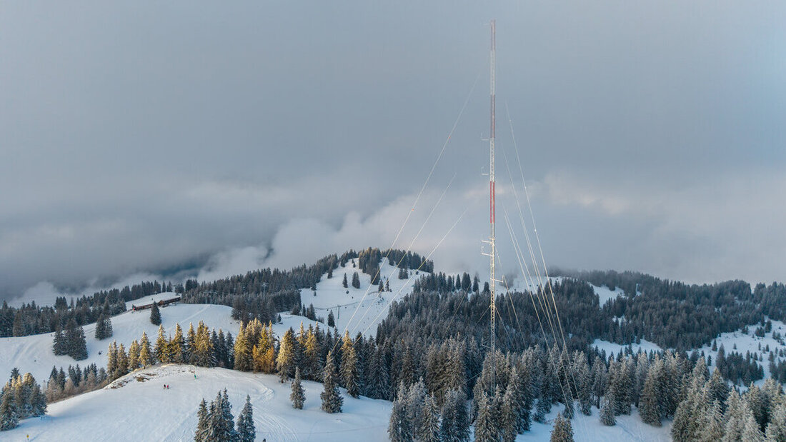 Wird nach einem Jahr der Datenerhebung abgebaut: Der Windmessmast am Flumserberg. (Bild und Visualisierung: Axpo)