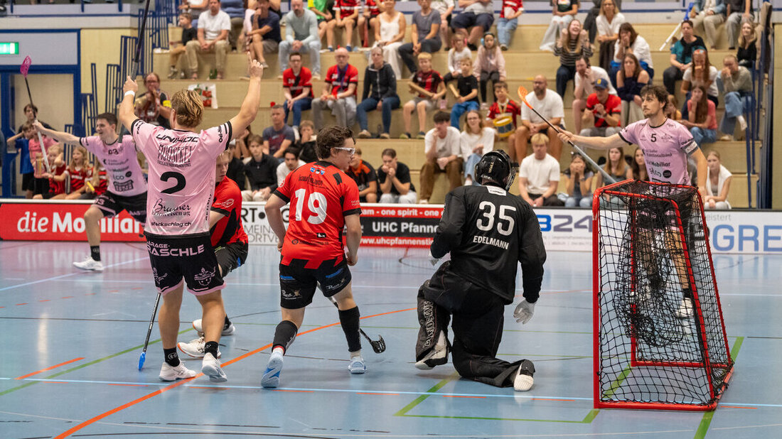 Die Entscheidung: In der zweiten Minute der Verlängerung erzielt der UHCS den 5:4-Siegtreffer. (Bild: Daniel Ackermann)