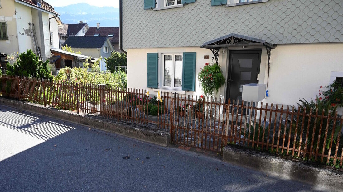 Aufgespiesst: Aus diesem Zaun am Fürschtweg in Walenstadt kann sich der junge Mofalenker nicht mehr selbst befreien. (Bild: Kantonspolizei)