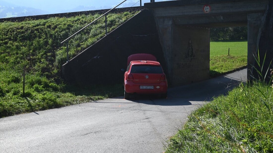 Hier ereignete sich der Selbstunfall. Auf dem Bild ist das Unfallauto zu sehen. (Bild: Kantonspolizei St.Gallen)