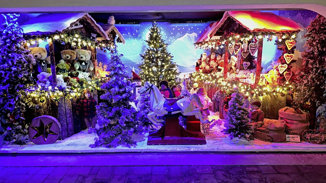 Erinnerung an letztes Jahr: Farbenprächtiges Adventsfenster der Familie Mannhart. (Archivbilder)