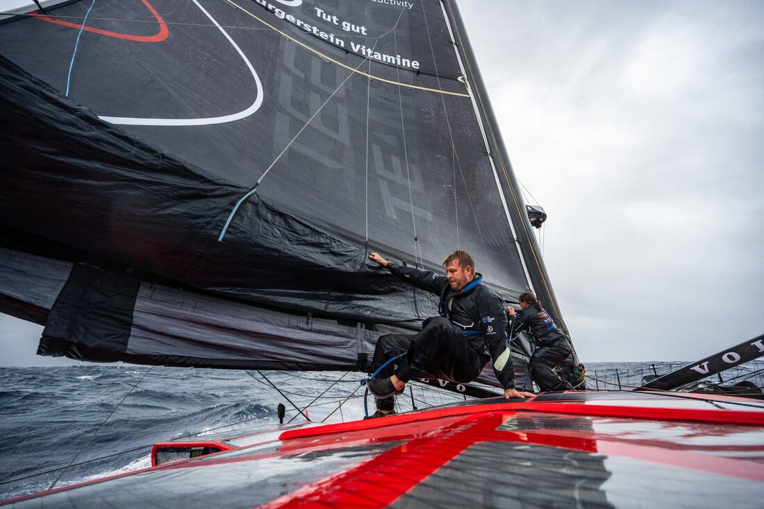 Extreme Herausforderung für Mensch und Material: Heftiger Wind von über 70 Stundenkilometern erschwert das «Ocean Race Atlantic» für Oliver Heer (links) und seine Crew zusätzlich. (Pressebild)
