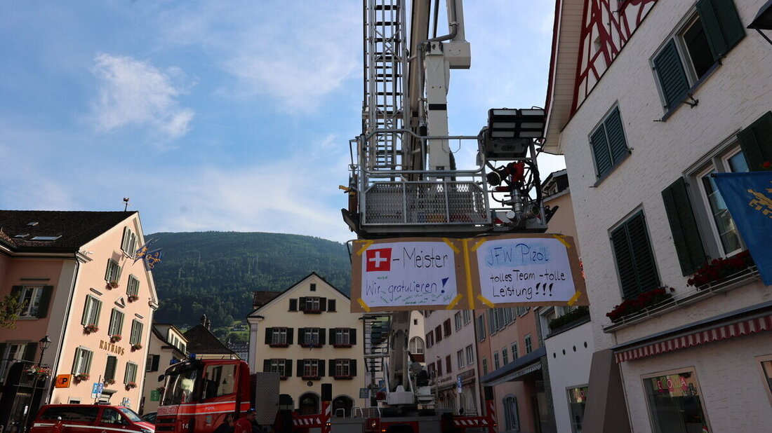 Willkomm auf dem Dorfplatz: Die «grosse» Feuerwehr empfängt die frischgebackenen Schweizermeister mit Gratulationsplakaten.