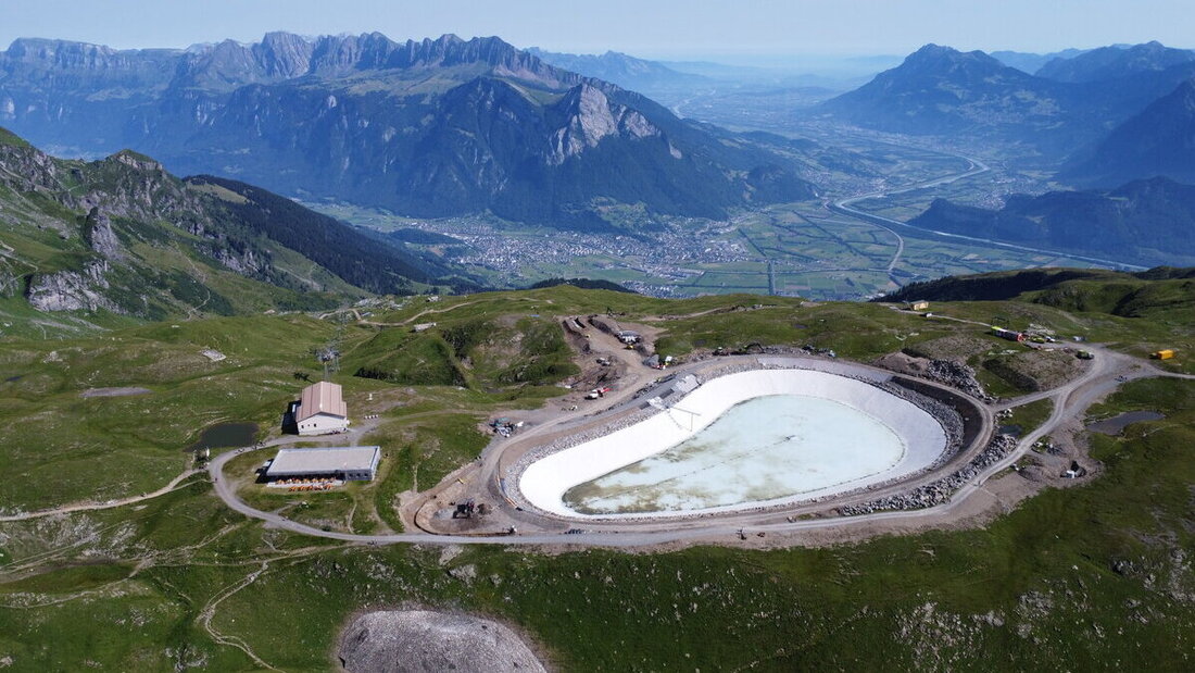 Vogelperspektive: Der weiss ausgekleidete Speichersee liegt neben der Pizolhütte.