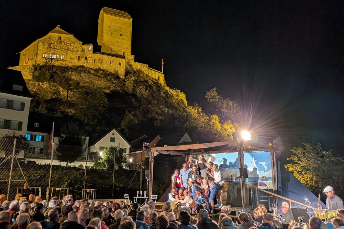 Derniére mit doppelt schöner Kulisse: Insgesamt hat der Verein Wagentheater dieses Jahr so viele Besucherinnen und Besucher begrüsst wie noch nie. (Pressebilder)