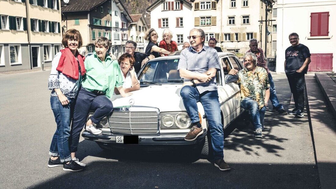 Plätze jetzt buchen: Ab Samstag gibt es im Rahmen des Kunstprojekts «Oh, Darling – du zerfällst mir sehr» Rundfahrten mit bekannten Personen aus der Region. (Bilder Ariane Pochon)