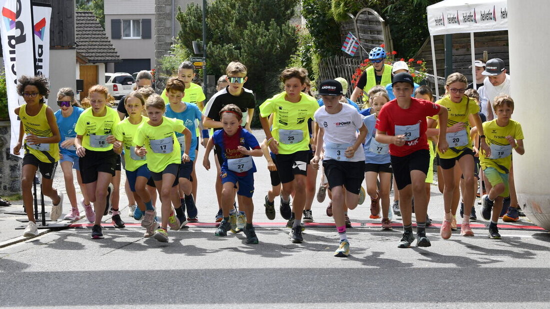 Achtung, fertig, los: Start der Jugendlichen älteren Schülerinnen und Schüler zum Dorflauf. (Bild Martin Nauer)