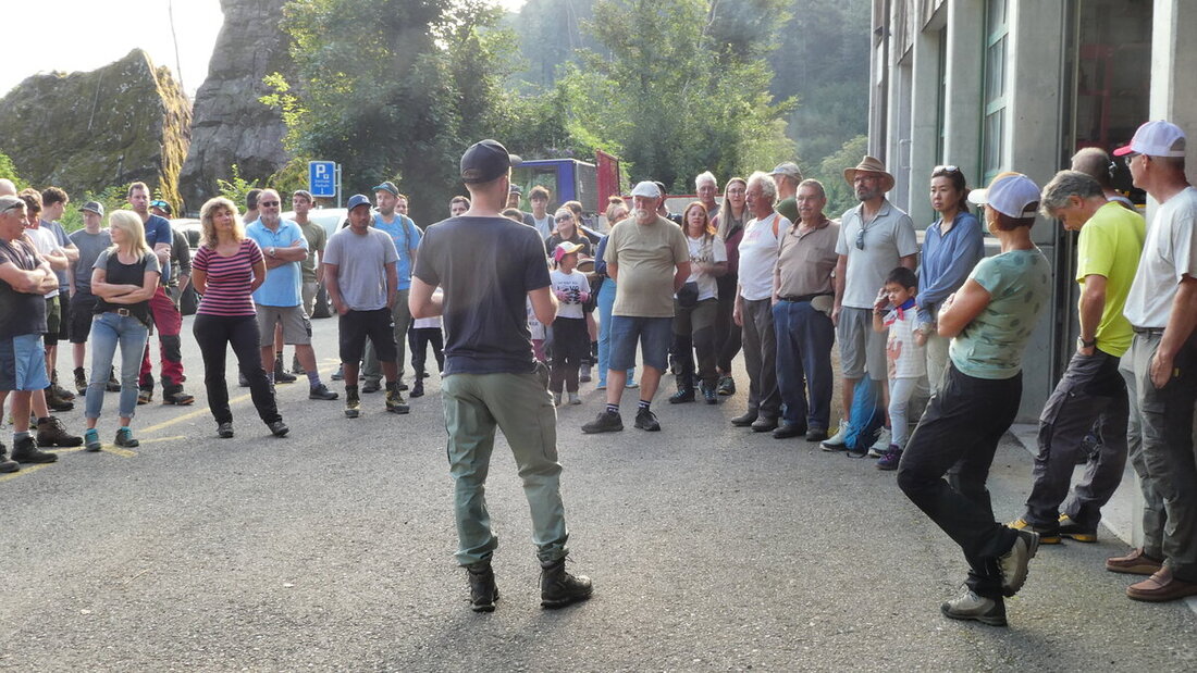 Am Vormittag wird angepackt: Josef Mattle bei der Einteilung der Arbeitswilligen. (Pressebilder)