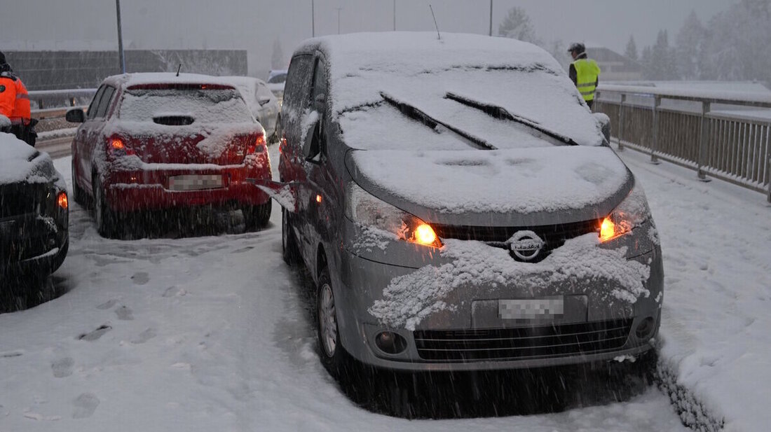 Unfall in Flums: Mit Sommerreifen im Schnee unterwegs. (Bild: Kantonspolizei St.Gallen)
