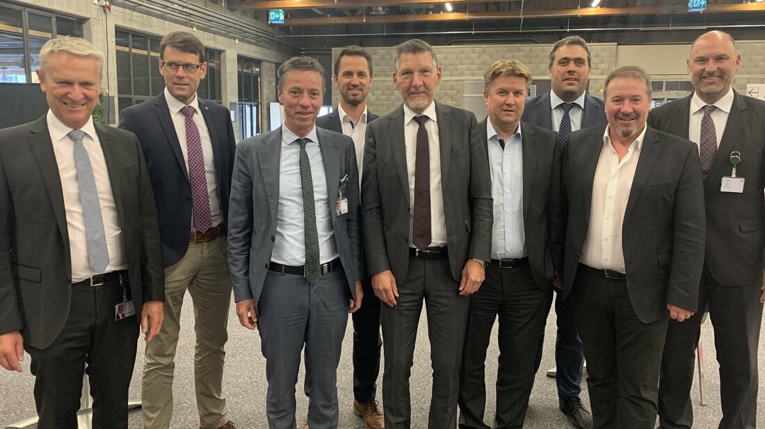 Setzen sich gemeinsam für einen Bildungscampus in Sargans ein: Die Sarganserländer Kantonsräte Bernhard Hauser, Daniel Bühler, Erich Zoller, Markus Bonderer, Christoph Gull, Christof Hartmann, Stefan Kohler, Walter Gartmann und Thomas Warzinek (von links). Weil er als Kantonsrats-Vizepräsident amtete, fehlt Jens Jäger auf dem Foto. (Pressebild)