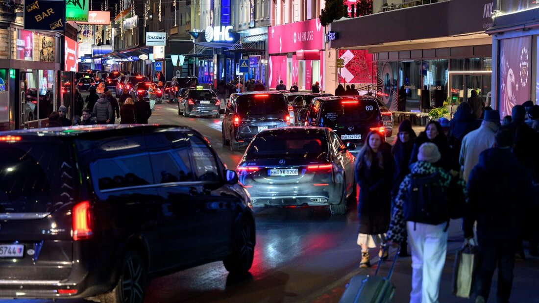 Stau auf der Davoser Promenade: Am WEF 2026 stehen die Autos am Abend Stossstange an Stossstange. (Bild: Laurent Gillieron / Keystone)