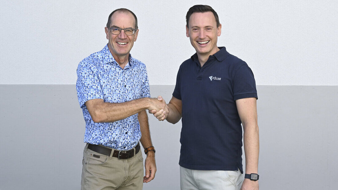 Neue Föllmi-Niederlassung in Einsiedeln: Claudio Zala, Geschäftsführer und Inhaber der Föllmi ICT AG (links) und Meinrad Kälin, Geschäftsführer und Inhaber der Kälin Informatik AG besiegeln die Geschäftsübernahme mit einem Handschlag. (Pressebild)