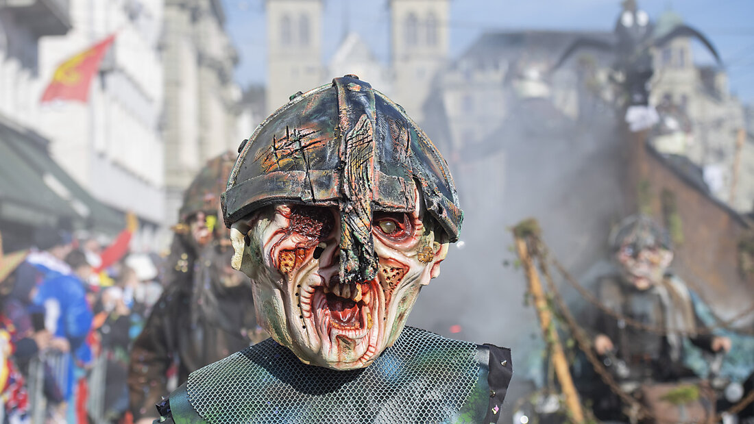 Das Sujet der Rüss-Suuger an diesjährigen Luzerner Fasnachtsumzug war eher düsterer Natur. (Aufnahme vom Donnerstag) 20230220162535380.jpg