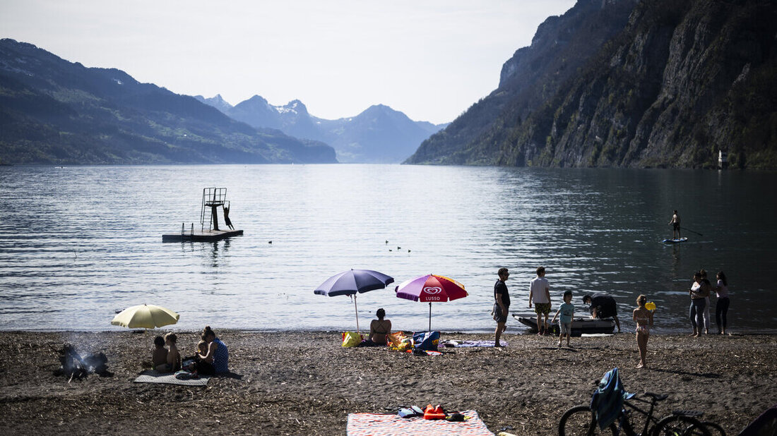Die Ruhe vor dem Sturm: Badegäste am Walensee. (Archivbild: Keystone)