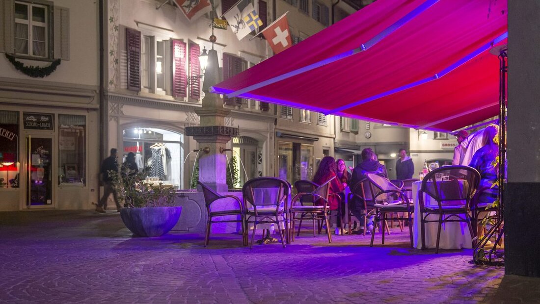 Längere laue Nächte: Der Churer Stadtrat will die Öffnungszeiten für Terrassen in der Altstadt verlängern. (Bild: Archiv)