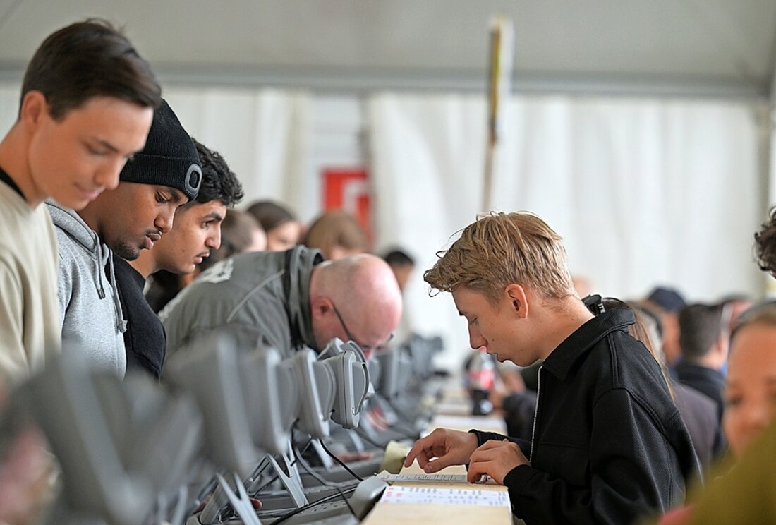 Wer gewinnt: Im Wettzelt setzen Besucherinnen und Besucher auf ihren Favoriten. (Bild Claudio Godenzi)