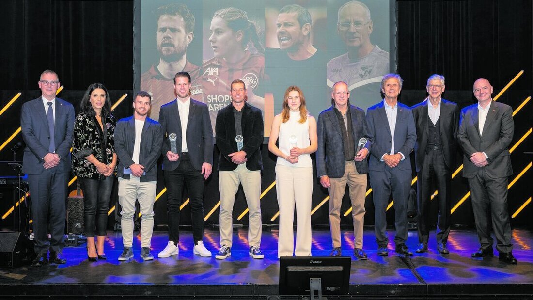 Illustre Runde mit Stargästen: Hugo Quaderer (LFV-Präsident), Dominique Hasler (Sportministerin), Aron Sele (Nationalspieler), Benjamin Büchel (Spieler des Jahres), Mario Frick (Trainer des Jahres), Fiona Batliner (Spielerin des Jahres), Norbert Büchel (Freiwilliger des Jahres), Dominic Blanc (SFV-Präsident) sowie die Fifa-Vertreter Arsène Wenger und Gianni Infantino. (Bild Jürgen Posch/Vaterland)