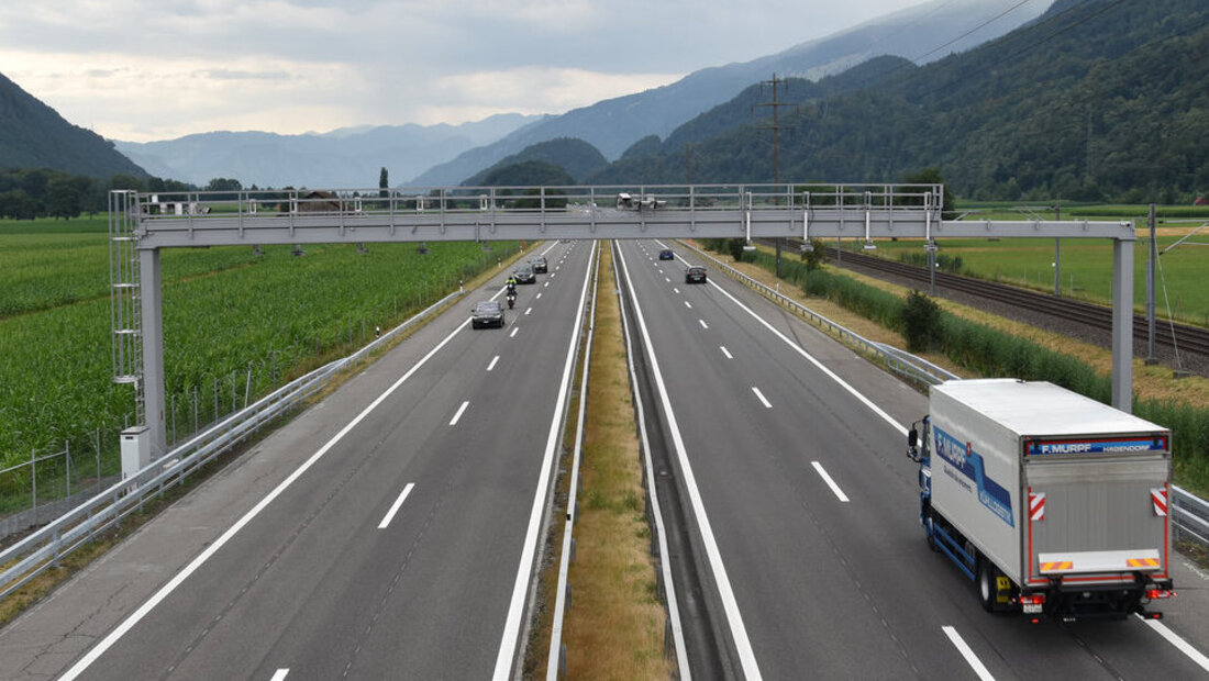 Kamera-Gerüst an der A3 bei Flums: Welchem Zweck dient diese? (Bild: Hans Bärtsch)