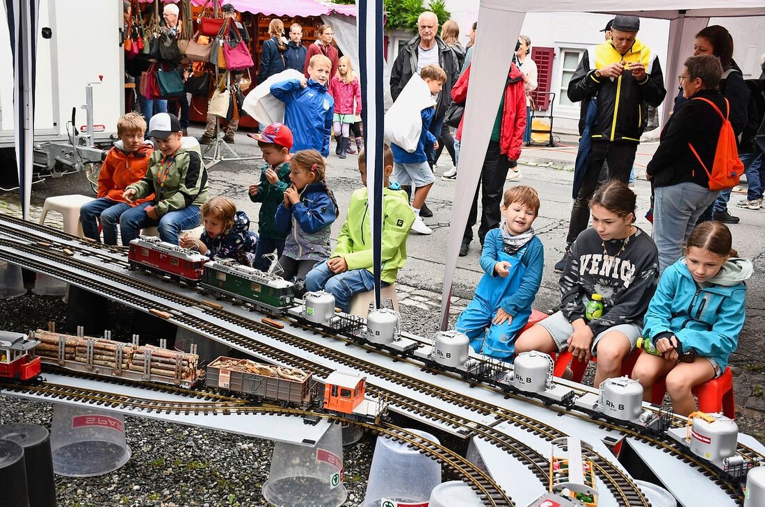 Die Eisenbahn in Miniaturform sorgt jedes Jahr für dieselbe Faszination: Grosse Freude bei den vielen Kindern sowie den Eltern und den «Modelleisenbahnern».  155157_155188.jpg