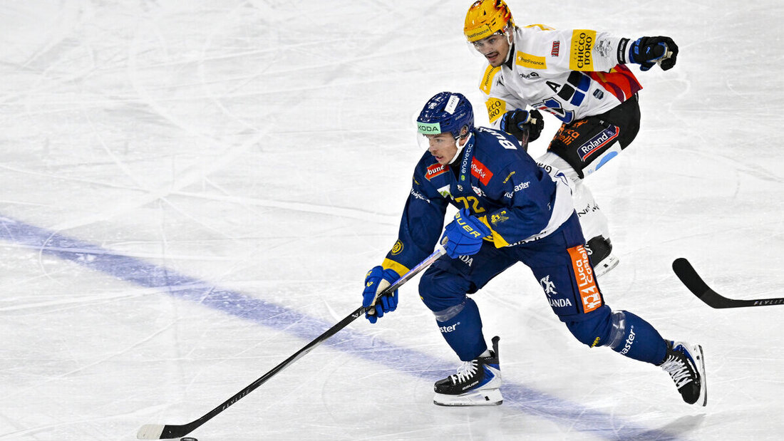 Unterwegs Richtung Tor: HCD-Stürmer Tino Kessler (am Puck) versucht Fribourgs Sandro Schmid abzuhängen. (Bild: Keystone)