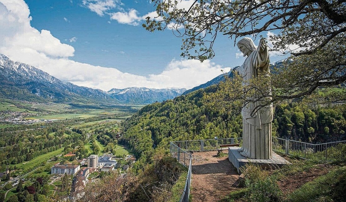 Nach Steinschlag: 2016 wird die Gefahrenkarte neu beurteilt – damals wacht die Cristo-Statue noch auf dem Guschakopf. (Bild Benjamin Manser)