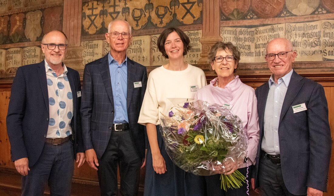 Sie feiern das 30-Jahr-Jubiläum der Paula Rüf-Stiftung und ihren Begründer Heinrich Gebert: Edi Buchli (Stiftungsrat), Josef Eberhard (Präsident), Regierungsrätin Bettina Surber sowie Cécile und Isidor Kohler (ehemaliger Stiftungsrat; von links). Bild: Susan Rupp 211512_211540.jpg