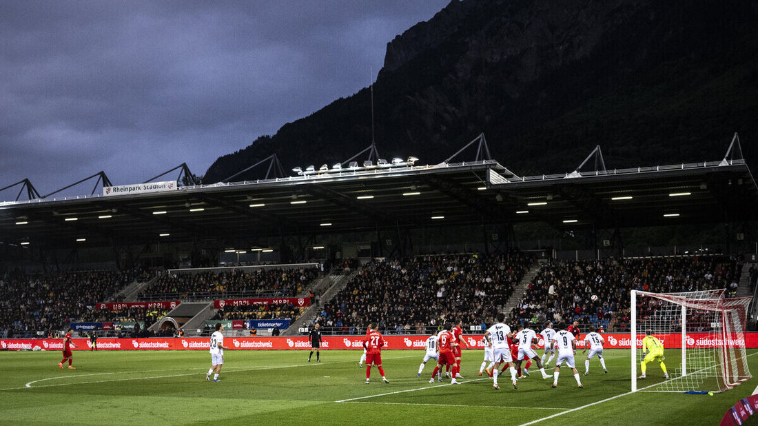 Volles Haus im Rheinpark: Knapp 6000 Zuschauende verfolgen den spannenden Spitzenkampf zwischen Vaduz und Aarau. (Bild: Gian Ehrenzeller/Keystone)