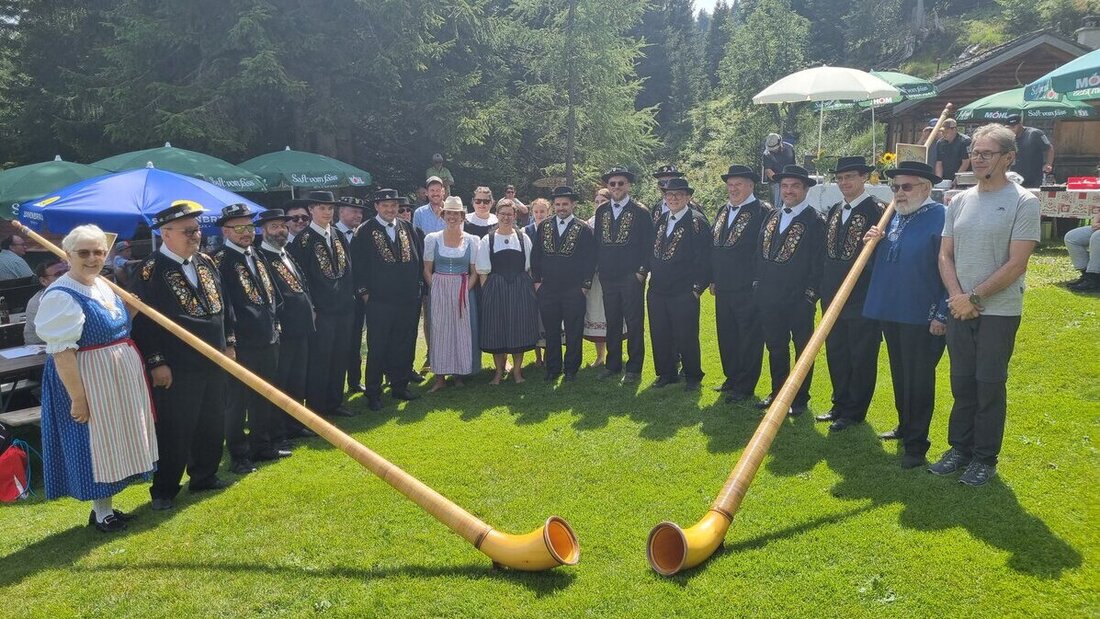 Sorgen für eine feierliche Stimmung inmitten der Bergwelt: Der Jodlerklub Alperösli, das Alphornduo Valais, Seelsorger Michael Erhardt und Alphirt Christoph Schneider. (Pressebilder)