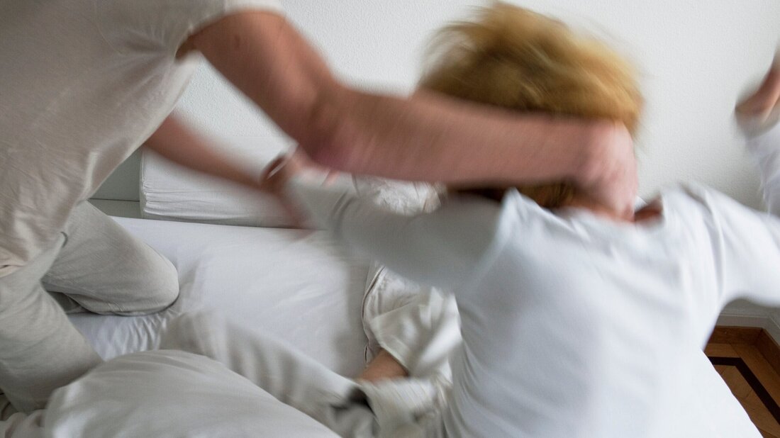 Kein sicherer Ort: Tätlichkeiten, Drohungen, Beschimpfungen und einfache Körperverletzungen machen einen Grossteil der polizeilich registrierten Straftaten im häuslichen Bereich aus. (Symbolbild: Keystone)