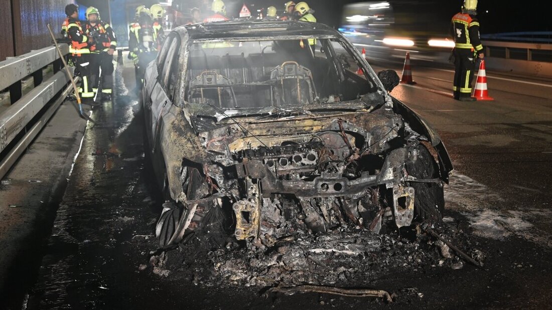 Das abgebrannte Auto sorgte für eine Sperrung der A13. (Pressebild)