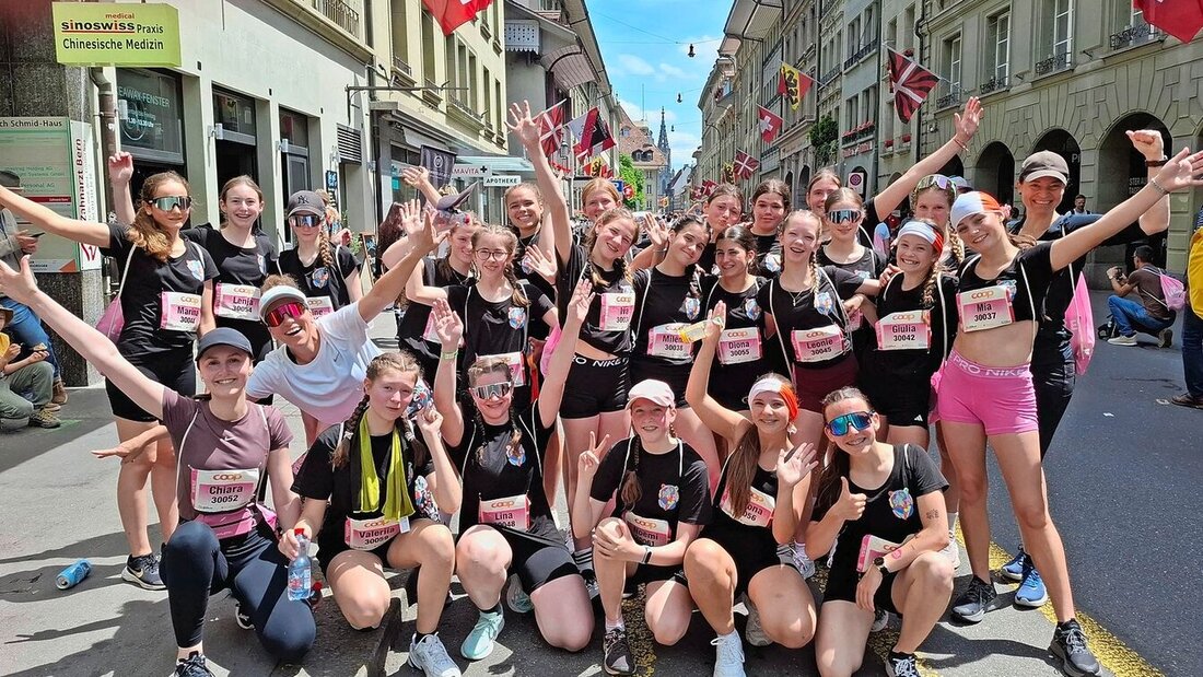 Strahlende Gesichter nach dem Zieleinlauf: Die Bad Ragazer Delegation beim Frauenlauf in der Berner Altstadt. Pressebilder 199784_199785.jpg