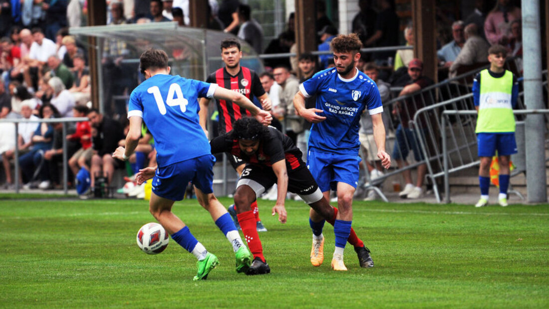 Ein Derby mit Folgen: Der FC Bad Ragaz (in Blau) setzt nach dem 3:0 zum Höhenflug an, Sargans kommt ins Straucheln. (Bild Martin Broder)