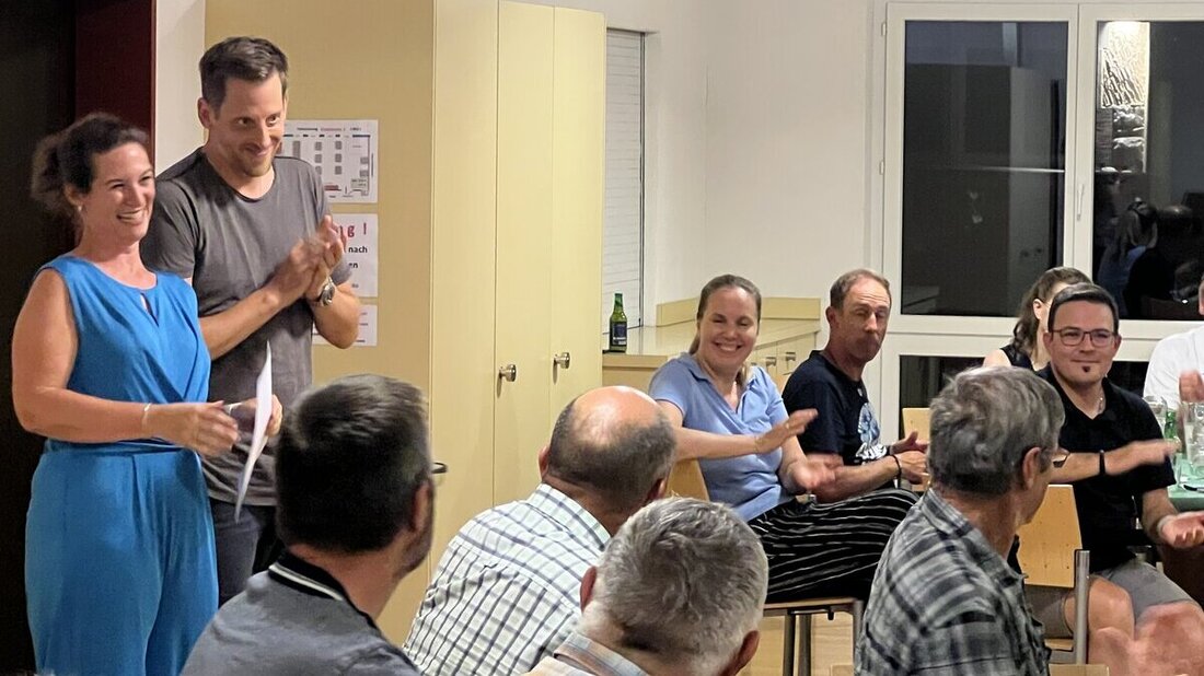 Engagement gewürdigt: Kirchenrat Philipp Raschle spricht der strahlenden Kirchenratspräsidentin Susanne Tschirky (beide links) einen herzlichen Dank aus. (Bild Karl Duijts-Kronig)