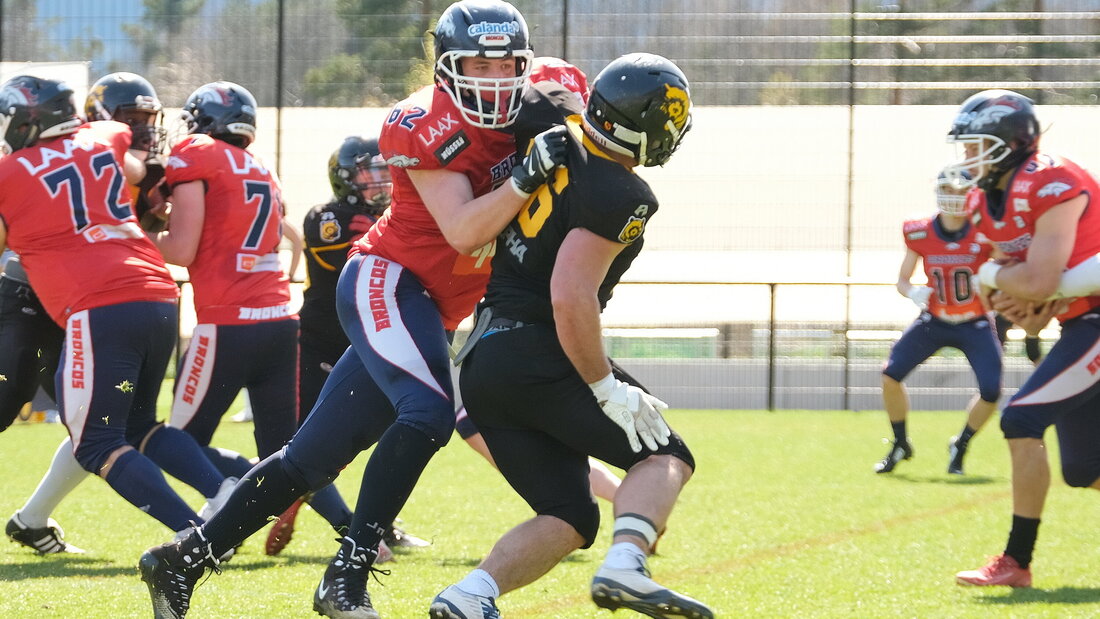 Alltag bei Joel Meli: Als Tackle in der Offense Line der Calanda Broncos muss der Heiligkreuzer kräftig zupacken. (Bild Sergio Brunetti)