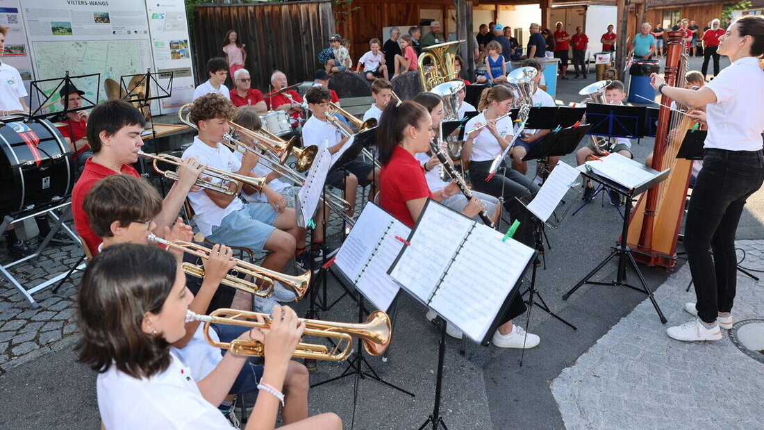 Ab in die Ferien: Die Zuhörenden geniessen die vertrauten Klänge, die Gemeinschaft und das besondere Ambiente, das nur Live-Konzerte im Freien erzeugen können. (Bilder: Ignaz Good)