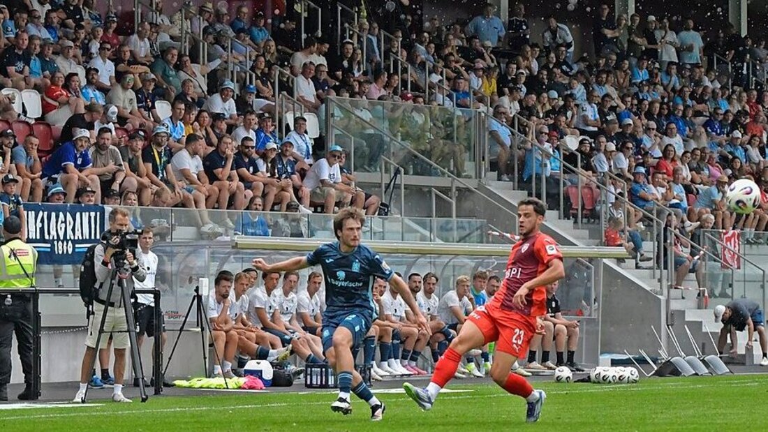 Gut gefüllte Tribüne: 1860 München gewinnt den Testkick in Chur gegen Vaduz dank Florian Niederlechner mit 1:0. (Bild: Reto Voneschen) 153437_153435.jpg