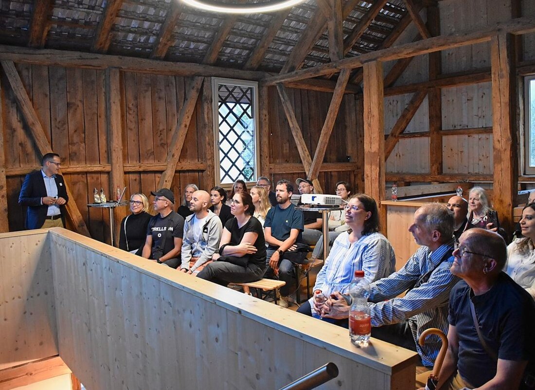 Stellt im Ökonomiegebäude Walenstadt als Wohngemeinde ins beste Licht: David Eberle, der neue Gemeindepräsident (links). Bild: Katrin Wetzig 157948_158090.jpg