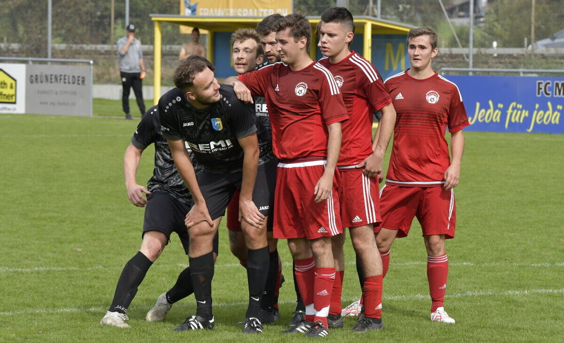 Entspannt: Die Spieler von Mels III (in Schwarz) und Sargans «Drü» kennen sich bestens. (Bild Reto Voneschen)