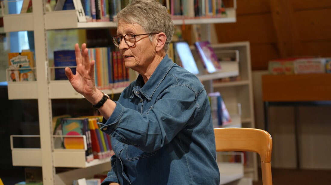 Packend: Susanne Triet versteht es, die Kinder mit ihrer lebhaften Erzählweise in den Bann zu ziehen. (Bild: Manfred Haag)