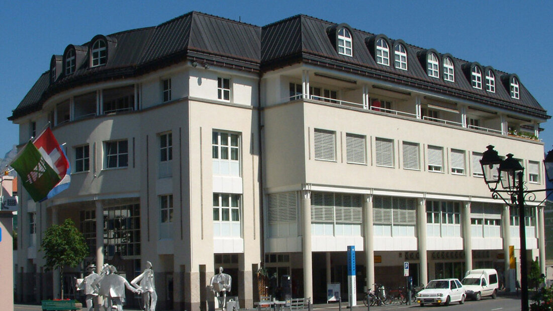 Hier wird die Kantonspolizei künftig nicht mehr zu finden sein: Das Bad Ragazer Rathausgebäude. (Pressebild)