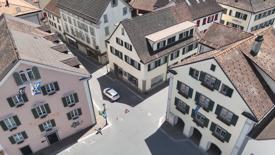Beim Melser Dorfplatz: Nach dem Unfall muss die verletzte E-Bike-Fahrerin ins Spital geflogen werden. (Bild: Kantonspolizei St. Gallen)