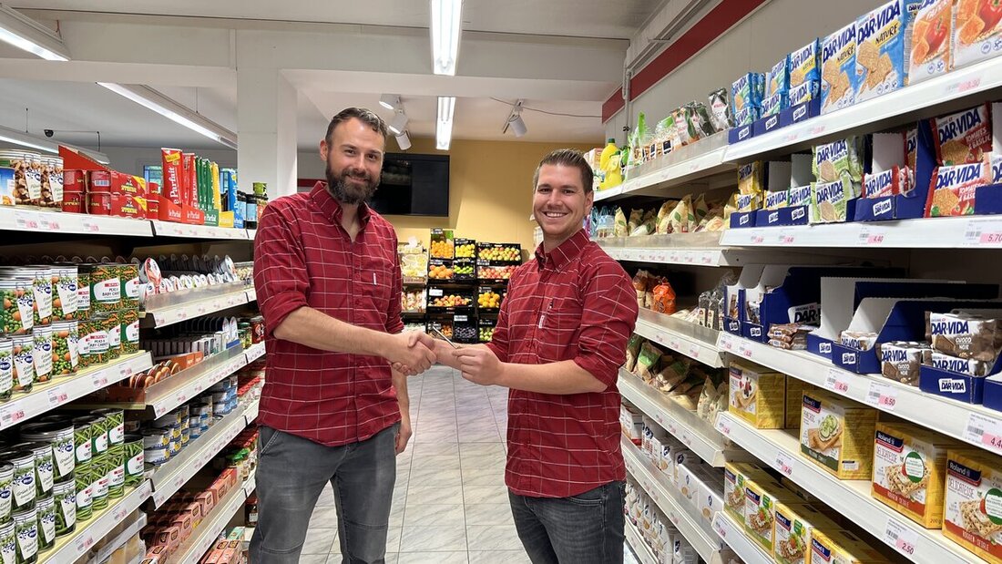 Wechsel im Spar Heiligkreuz: Julien Enderli (links) hört auf, Roger Pfanner übernimmt die Filialleitung. (Bild: Hans Bärtsch)
