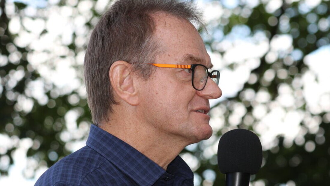 Spricht zu «seinen» Bürgern: Der Melser Ortspräsident Paul Pfiffner.