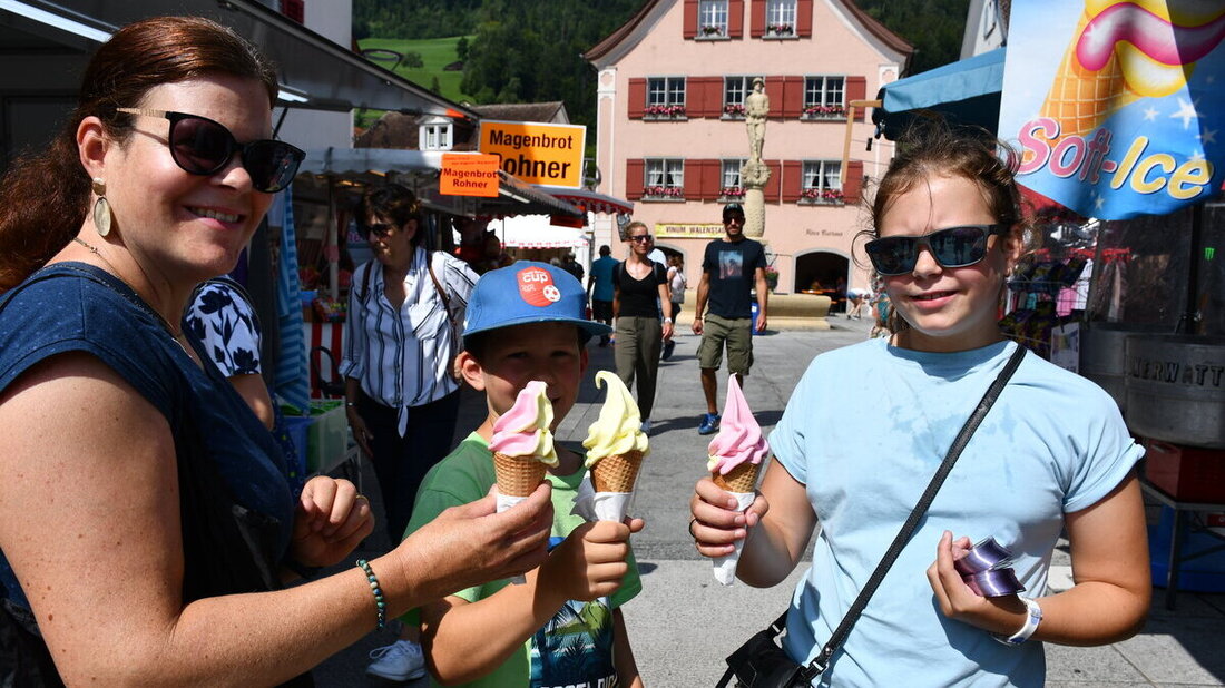 Nötige Abkühlung: Kühle Getränke und Glacés waren wetterbedingt sehr gefragt am 47. Walenstadter Städtlimarkt. (Bilder Guido Städler)