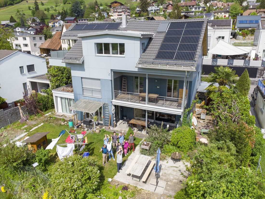 Freuen sich sehr über ihr neues Zuhause: Die sechs Bewohnerinnen und Bewohner der WG Leeweg. (Bilder Gianluca Volpe)