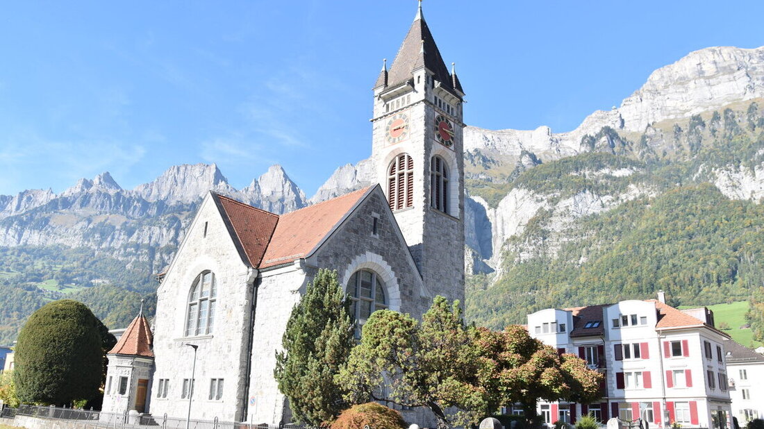 Für alle Ohren: In der evangelischen Kirche Walenstadt sind die alten Klöppel ersetzt worden; die neuen sorgen nun für einen angenehmeren Klang der Kirchenglocken. (Bilder: Ruedi Gubser/Pressedienst)