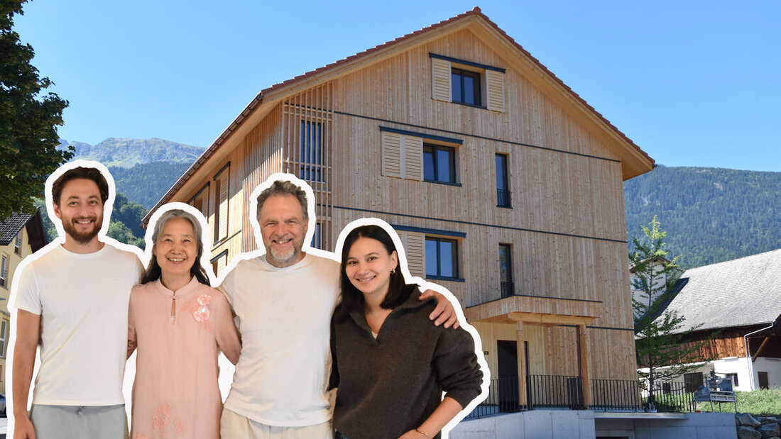 Natürlich und schadstoffarm: Das Haus der Familie Roth (Elia, Tian, Rolf und Naomi Roth) in Vilters ist mit Holz, Lehm und viel Leidenschaft gebaut worden. (Bilder: Ruedi Gubser)