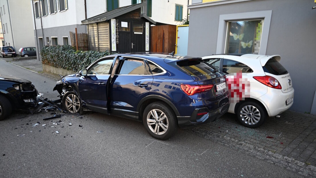 Aufgrund des Zusammenstosses prallte eines der Autos in ein parkiertes Fahrzeug. 20250808161958295.jpg